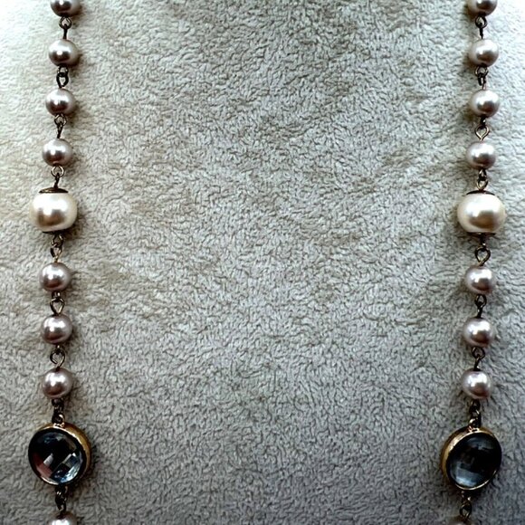 Vintage-Inspired Faux Pearl Necklace With Crystal Accents.  B97 - Picture 5 of 9